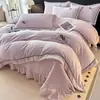 Juego de colcha de terciopelo de leche bordado engrosado, de cuatro piezas, para otoño e invierno, sábanas cálidas, funda de edredón y sábana bajera, creando una experiencia de ropa de cama lujosa y cómoda en el hogar.