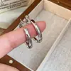 Brincos Argola Lisos de Prata Banhada a Ouro Real 18K Brincos Simples Versáteis para Roupa de Trabalho da Moda Brincos de Alta Qualidade Europeus e Americanos para Mulheres