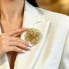 Broche Floral Hueco de Doble Capa Transfronterizo Europeo y Americano, Pin Floral de Lujo Ligero de Alta Gama, Accesorio Sencillo y Elegante para Trajes y Abrigos