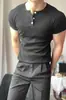 Camisa Henley gris jaspeado manga corta hombre verano corte slim estilo americano fina para mostrar músculo camiseta fitness elástica acanalada media manga