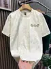Camisa Retrô Americana de Manga Curta para Homens Verão 2025 Novo Estilo Bordado Pequena Etiqueta Simples Versátil Solta Gola Redonda Meia-Manga