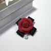 Broche de Camelia con Lazo Pequeño Fragante Estilo Francés Suqi para Mujer, Accesorio de Broche Pin de Moda de Gama Alta y Elegante