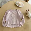 Camiseta FHW de Renda no Decote Falsa Duas Peças para Crianças Primavera e Outono Elástica Slim Fit Manga Longa Versátil Doce Camiseta Interna