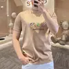 Camiseta para hombre, de manga corta, estilo europeo, corte slim, a la moda, colección de verano 2025, con múltiples elementos de diseño, cuello redondo, tela de alta calidad y un toque de lujo