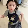 Ropa para niños 26 Verano Nuevo Niñas Niños Pequeños Estilo Coreano Gato KT Elegante Conjunto de Tres Piezas Camisola Camiseta Pantalones Largos Casuales de Cuadros Moderno