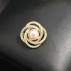 Estilo Delicado y Sencillo, Broche de Perla de Agua Dulce Única con Incrustaciones de Piedra, Forma de Flor, Broche Pequeño Versátil y Exquisito para Mujeres