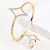 El juego de anillo y pulsera de moda de lujo más vendido de Amazon con diseño de ráfaga de estrellas calado y diamantes