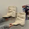 Botines Nuevos Estilo Caballero Otoño/Invierno 2026 para Mujer con Tacón Grueso, Detalle de Hebilla, Tacón Oculto, Diseño Plisado y Estilo Elegante de Bota Alta