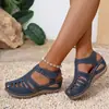 Sandalias estilo romano 2026, un artículo popular de verano para mujer, con un nuevo diseño con detalles recortados, estilo de una sola tira, tacón de cuña y disponible en tallas grandes, con diseño de punta cerrada