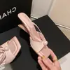 Pantuflas de Perlas de Sirena para Mujer Verano 2026 Estilo Nuevo Cuña de Piel Suave Punta Cuadrada Sandalias Abiertas para Combinar con Faldas