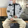 Ins nueva camisa de verano estilo Hong Kong con estampado de periódico inglés para hombre, talla grande, holgada, moderna, fina