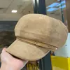 Boina marrom em camurça, estilo vintage, para mulheres, perfeita para outono e inverno, com fivela de cinto, exalando um visual elegante e estiloso, e fazendo o rosto parecer menor; um chapéu de pintor