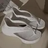 Chanclas de dedo para mujer, sensación de pisar caca, verano, hogar, interior, nuevo estilo, calzado exterior, antideslizantes, domésticas, suela suave, sandalias de celebridad de internet