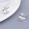 Pendientes pequeños de plata de ley S925 con forma de hierba de la suerte de cuatro hojas, pendientes de temperamento coreano, joyería ancha para mujer, fabricantes de pendientes al por mayor