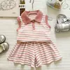 Traje de Verano para Niñas 2026 Estilo Nuevo Chaleco sin Mangas a Rayas Camiseta Shorts Conjunto Deportivo Casual Elegante de Dos Piezas