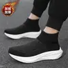 Zapatillas de exterior cálidas y cómodas con forro de forro polar para parejas para otoño e invierno, zapatillas casuales ligeras tipo calcetín de punto fly-knit para hombre y mujer