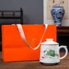 Taza de cerámica de tres piezas de Jingdezhen con asa filtro Wenchuang taza de separación de agua y té taza de regalo logotipo de la taza