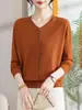 Suéter de tricô com decote V novo para 2026, transfronteiriço, estiloso e versátil, de manga longa, tamanhos grandes, adequado para mães, blusa básica modeladora e elegante
