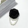 Broche de flor de camelia y perla estilo Chanel, pin de tela tridimensional, accesorio de alta gama, venta al por mayor