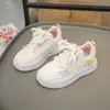 Zapatos de Tabla para Niñas 2026 Nuevo Otoño Zapatos Blancos de Suela Suave para Niños Zapatos Deportivos Ligeros para Niños Mayores Zapatos de Correr de Moda