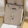 Colar Feminino Zircônia Colorida Joias Design de Nicho Colar com Pingente de Cruz de Diamantes Inteiros Corrente Clavicular de Aço Inoxidável