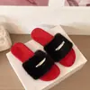 Fivela de metal de nicho transfronteiriça alça chinelos peludos vestuário feminino para exterior outono e inverno moda superfície de pelúcia de pelo de coelho sola plana slip-on