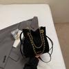 Bolso para Mujer Bolso Pequeño Bolso de Mano con Cadena 2025 Nuevo Bolso Cubo de Gamuza Bolso de Hombro Cruzado Simple y Versátil