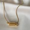 Collar sencillo de acero de titanio con resorte dorado, diseño de nicho para mujer, con sentido del viento frío, espiral, para novias, estudiantes, temperamento, cadena de clavícula.