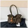 Bolsa de ombro retrô elegante e de alta qualidade, nova para 2026, de grande capacidade para o dia a dia, com um design de bolsa tote descontraído, plissado e de cor sólida