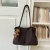 Traje outdoor estilo retrô Maillard com uma bolsa tote de grande capacidade Nova coleção Outono 2026 bolsa de ombro de lona leve xadrez
