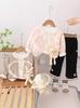Traje de otoño para niñas 2024 nuevo estilo extranjero casual moda coreana pequeño aroma conjunto de tres piezas primera generación de cabello