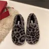 Zapatos peludos 2026 invierno algodón slip-on suela suave cálidos modernos para exteriores nuevo estilo estampado de leopardo para mujer