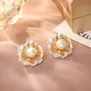 Brincos de Flores Plissadas com Pérolas de Luxo Leve, Brincos Elegantes de Moda de Alta Qualidade com Pino de Prata S925, Brincos de Estilo Cool com Indústria Pesada