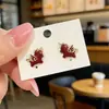 Pendientes Pequeños de Caballo Volador con Esmalte Rojo Goteante Ankora para Mujer Pendientes del Zodiaco Caballo Otoño e Invierno Año Nuevo Pendientes de Alta Gama