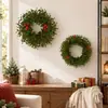 Corona de Navidad artificial con ciprés de bolas pequeñas, bayas rojas artificiales y piñas, colgador de puerta simple, disponible en dos tamaños, decoración navideña básica
