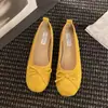 Sapatos Femininos Loafers Prata Retro Francês Solado Macio 2026 Mary Janes Vento Noturno Sapatos Baixos com Laço Dourado Sapatos de Vovó