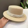 Elegante y moderno sombrero de fieltro de ala plana estilo Hepburn vintage con perlas para mujer, estilo británico de otoño e invierno