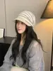 Chapéu gorro listrado retrô estiloso, novo modelo outono e inverno, unissex, aba larga, proteção solar, versátil, faz o rosto parecer menor, chapéu estilo boné