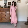 Diez, un vestido con un diseño elegante y lujoso de estilo francés, con intrincados bordados de cuentas y detalles de encaje, una cintura ceñida y una falda fluida, en color rosa