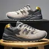 Zapatos Deportivos Retro de Cuero Genuino New Balance Frescos para Correr de Primavera y Otoño Nuevos de Fábrica Zapatos para Correr de Hombre Zapatos de Mujer Venta al por Mayor para Hombre Ligeros Modernos