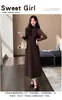 Conjunto de ropa de maternidad otoño e invierno 2026 nuevo y elegante vestido tipo chaleco base de cuello semi-alto con lazo