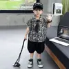 Conjunto de Verão para Meninos, Estilo Fino, Novo Modelo 2026, Roupas de Verão Frescas e Estilosas para Bebês, Conjunto de Duas Peças com Camiseta Sem Mangas Tendência para Crianças