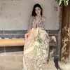 Vestido de tirantes suelto y femenino con estampado bohemio, cuello en V contrastante y falda larga con cuentas