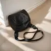 Bolso cruzado negro para mujer con textura tejida y correa de hombro ajustable. Bolso de hombro elegante y duradero para el día a día.