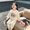 Conjunto de dos piezas de gato de dibujos animados estilo coreano para niños pequeños, con sudadera con forro polar y pantalones de cintura elástica hasta el tobillo, disponible en varios colores, proporcionando calidez para otoño e invierno