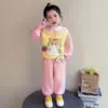 Conjunto de otoño e invierno forrado de felpa para niñas, nuevo estilo 2026, sudadera de dibujos animados de moda para niños, ropa de invierno, conjunto de dos piezas de moda para bebés