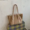 Coleção Outono 2026: Bolsa tote feminina de grande capacidade, com estilo preppy, adequada para o trajeto diário, feita de couro macio e projetada para um visual chique e casual.