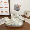 Zapatillas Deportivas de Malla Doble Gruesas Plateadas Estilo Alemán para Mujer, Lindas y Originales, Verano 2026 Nuevas de Nicho de Caña Baja Versátiles Blancas