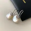 Pendientes Redondos de Nácar Blanco Natural 2026 Nuevo Estilo Popular Ganchos de Oreja de Gama Alta Pendientes Simples Elegantes Únicos Hermosos