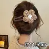 Um grampo de cabelo estiloso e versátil para mulheres, apresentando um design de bico de pato que não pressiona a parte de trás da cabeça, perfeito para criar penteados elegantes no outono e inverno.